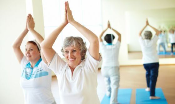 yoga asana terza età