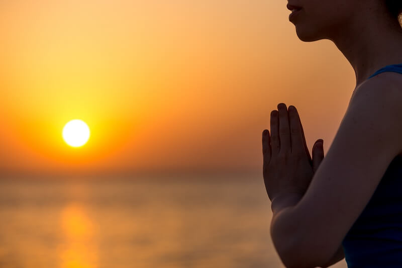 Cosa vuol dire Namaste, il saluto yoga con le mani giunte davanti il cuore