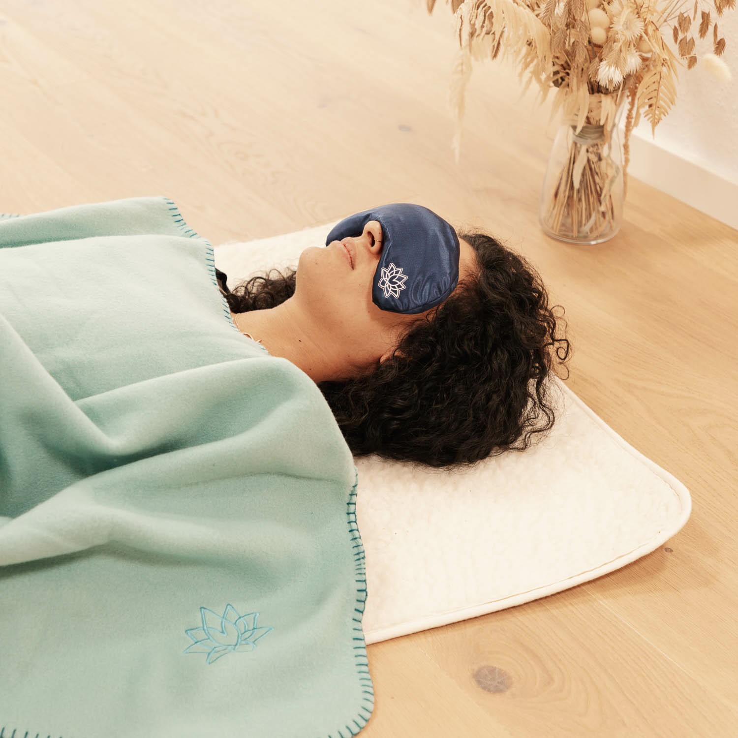 Bodhi ASANA Coperta da yoga morbida e calda, in pile con ricamo loto, coperta da meditazione per Shavasana, 150 x 200 cm, colore: blu